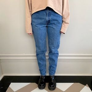 Vintage Levi’s 512 high-waisted medium-wash jeans. 💙